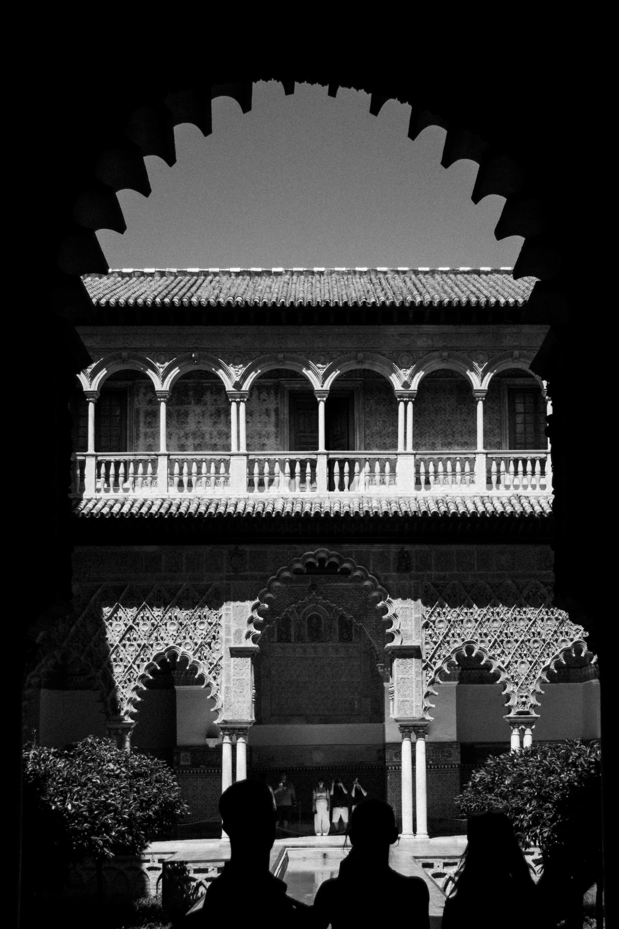 Alcázar Moorish arch interior, black and white